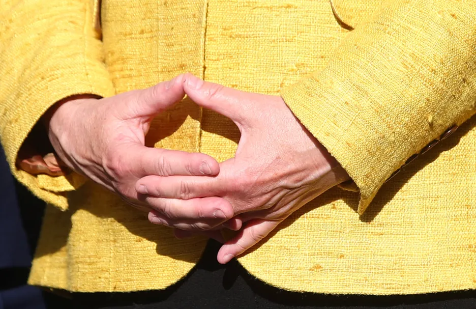 Typické gesto Angely Merkelové
